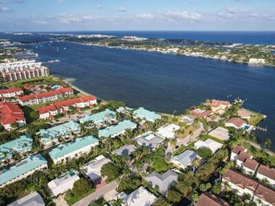 120 Park Lane E, Hypoluxo, FL 33462