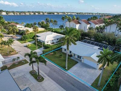 120 Park Lane E, Hypoluxo, FL 33462