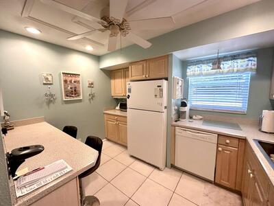 10 Colonial Club 101 Drive, Boynton Beach, FL 33435