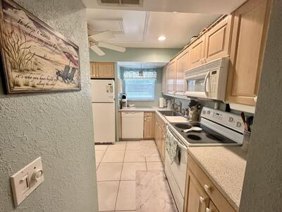 10 Colonial Club 101 Drive, Boynton Beach, FL 33435