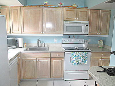 10 Colonial Club 101 Drive, Boynton Beach, FL 33435