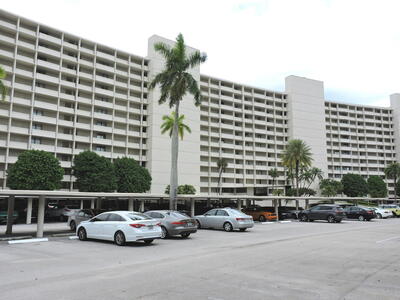 122 Lakeshore Drive
