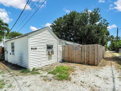 909 N Palmway, Lake Worth Beach, FL 33460