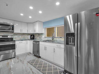 2480 Presidential Way, West Palm Beach, FL 33401