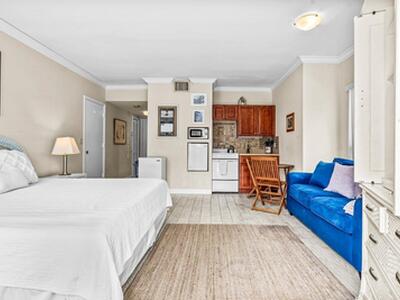 11863 Wimbledon Circle, Wellington, FL 33414