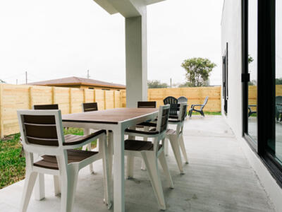 909 NW 4th Avenue, Hallandale Beach, FL 33009