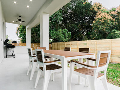 909 NW 4th Avenue, Hallandale Beach, FL 33009