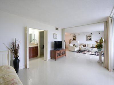 2000 Presidential Way, West Palm Beach, FL 33401