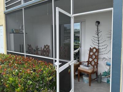 271 Chatham N, West Palm Beach, FL 33417