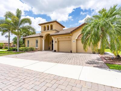 885 SW Grand Reserves Boulevard