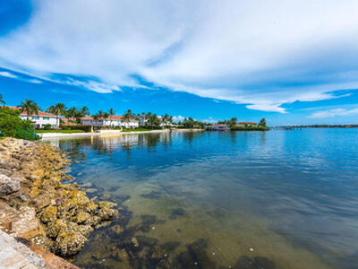 160 Yacht Club Way, Hypoluxo, FL 33462