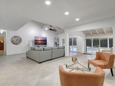 902 Foxpointe Circle, Delray Beach, FL 33445