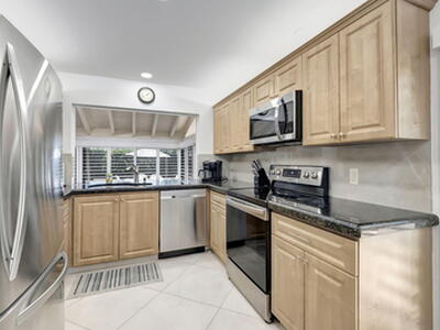 902 Foxpointe Circle, Delray Beach, FL 33445