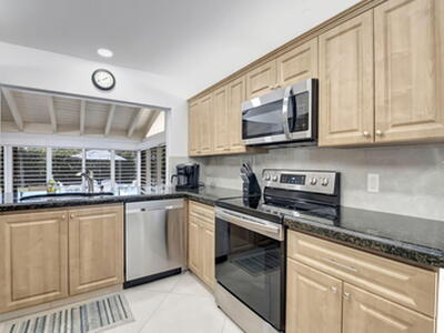 902 Foxpointe Circle, Delray Beach, FL 33445