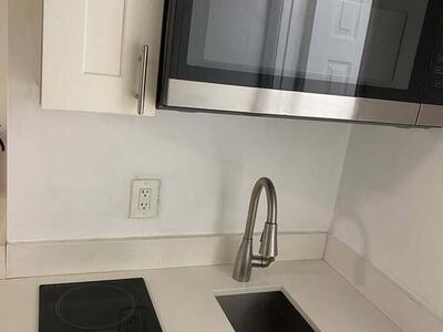 512 SW 7th Street, Hallandale Beach, FL 33009