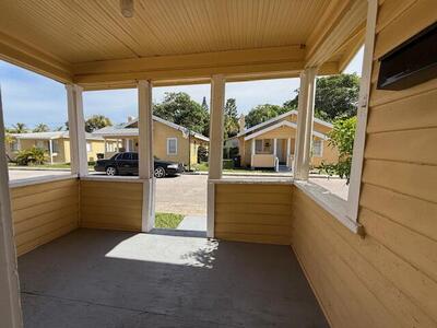 400 Metcalf Court, West Palm Beach, FL 33407