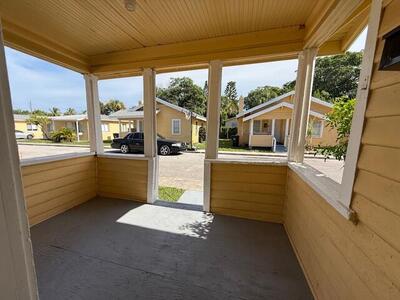 400 Metcalf Court, West Palm Beach, FL 33407