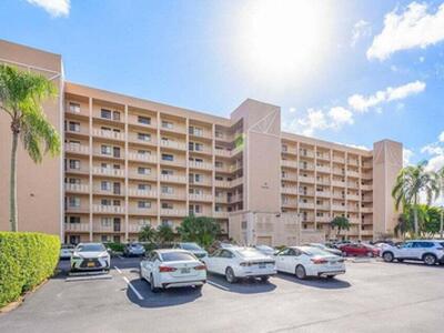 7076 Huntington Lane, Delray Beach, FL 33446