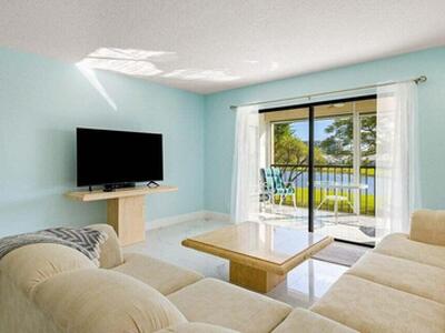 7076 Huntington Lane, Delray Beach, FL 33446