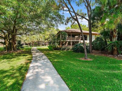 527 Brackenwood Place, Palm Beach Gardens, FL 33418