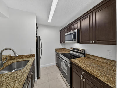 913 Meadows Circle, Boynton Beach, FL 33436