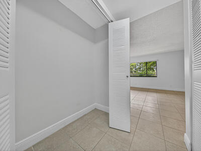 913 Meadows Circle, Boynton Beach, FL 33436