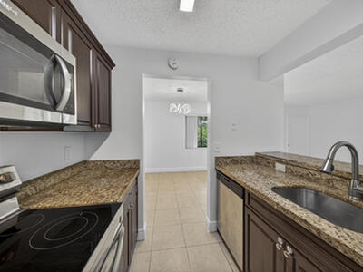 913 Meadows Circle, Boynton Beach, FL 33436