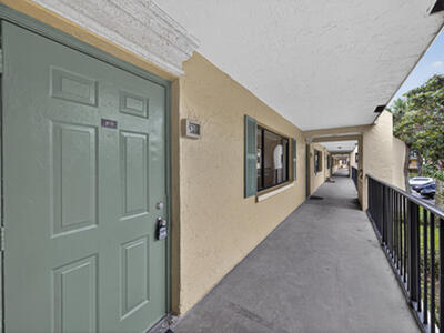 913 Meadows Circle, Boynton Beach, FL 33436