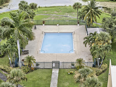 913 Meadows Circle, Boynton Beach, FL 33436