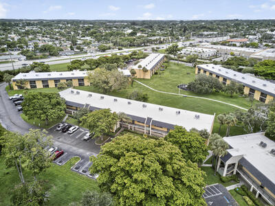 913 Meadows Circle, Boynton Beach, FL 33436