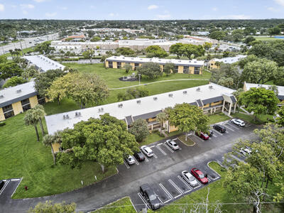 913 Meadows Circle, Boynton Beach, FL 33436