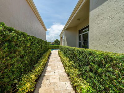 2402 Players Court, Wellington, FL 33414