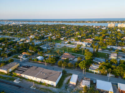 2731 Pinewood Avenue, West Palm Beach, FL 33407