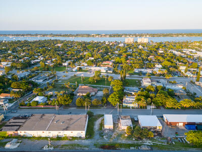 2731 Pinewood Avenue, West Palm Beach, FL 33407