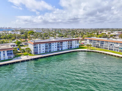 410 Wilma 303 Circle, Riviera Beach, FL 33404