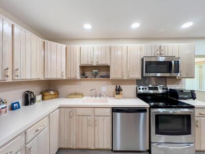 37 Stratford Lane, Boynton Beach, FL 33436