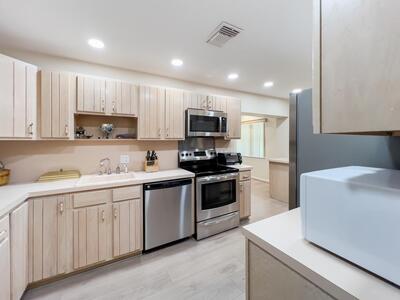 37 Stratford Lane, Boynton Beach, FL 33436