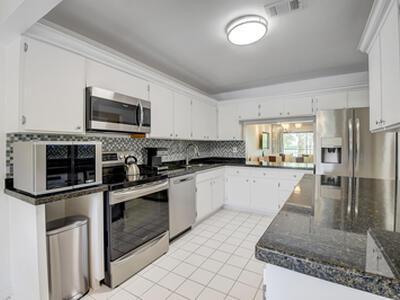 18 Westgate Lane, Boynton Beach, FL 33436