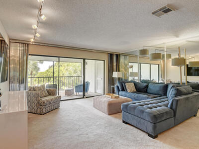 18 Westgate Lane, Boynton Beach, FL 33436