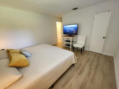 1018 Lake Josephine Court, Sebring, FL 33875