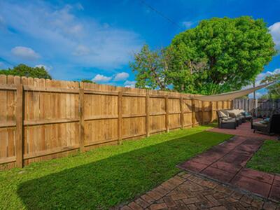 6824 SW 5th Street, Pembroke Pines, FL 33023