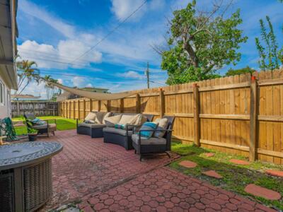 6824 SW 5th Street, Pembroke Pines, FL 33023