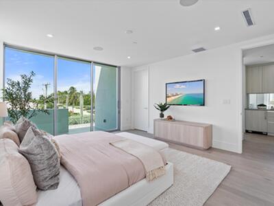 1070 Del Harbour Drive, Delray Beach, FL 33483