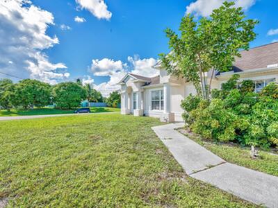 446 SW South Quick Circle, Port Saint Lucie, FL 34953