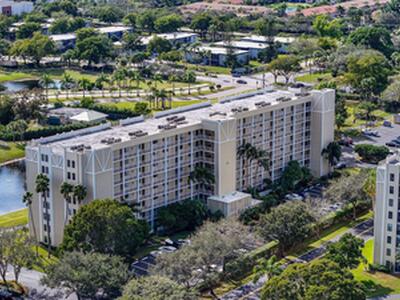 7290 Kinghurst Drive, Delray Beach, FL 33446