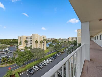 7290 Kinghurst Drive, Delray Beach, FL 33446