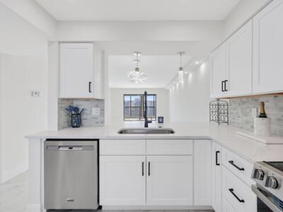 7290 Kinghurst Drive, Delray Beach, FL 33446