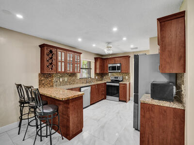 9610 Dunhill Dr, Miramar, FL 33025