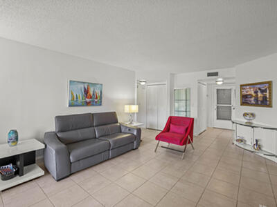 3871 Via Poinciana, Lake Worth, FL 33467