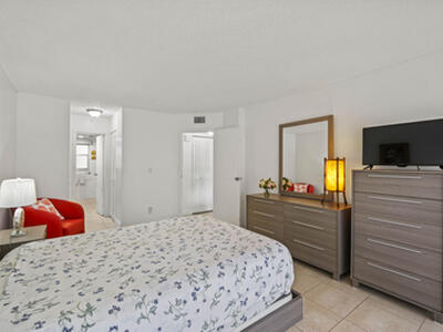 3871 Via Poinciana, Lake Worth, FL 33467